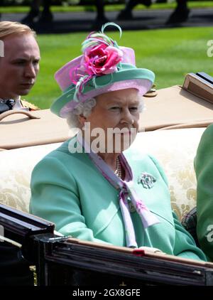 Königin Elizabeth II. Kommt am 2. Tag von Royal Ascot am 19. Juni 2013 in einem offenen Wagen an Stockfoto