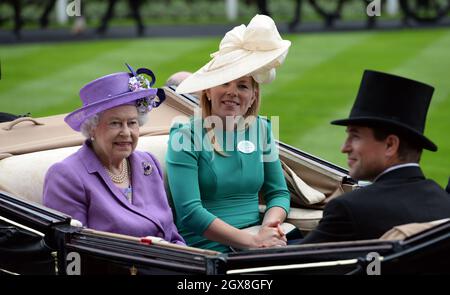 Königin Elizabeth II. Kommt in einem offenen Wagen mit Autumn Phillips und Peter Phillips am 3. Tag von Royal Ascot am 20. Juni 2013 an. Stockfoto