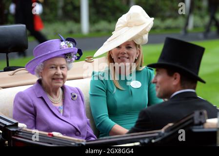 Königin Elizabeth II. Kommt in einem offenen Wagen mit Autumn Phillips und Peter Phillips am 3. Tag von Royal Ascot am 20. Juni 2013 an. Stockfoto