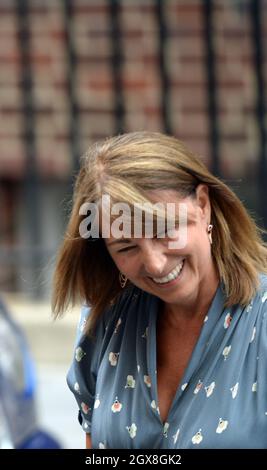 Die Eltern der Herzogin von Cambridge, Carole und Michael Middleton, verlassen den Lindo-Flügel des St. Mary's Hospital in London, nachdem sie ihren neuen Enkel treffen. Stockfoto