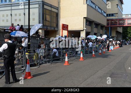 Die Weltmedien versammeln sich vor dem Lindo-Flügel des St. Mary's Hospital in London, als die Herzogin von Cambridge am 22. Juli 2012 in die Arbeit geht. Stockfoto