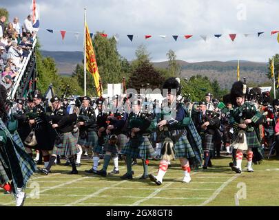 Highland Bands nehmen am 7. September 2013 an den Braemar Highland Games in Schottland Teil. Stockfoto