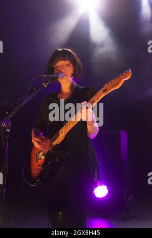 Elena Tonra Sängerin mit der Indie-Band 'Daughter' tritt im O2 Shepherds Bush Empire, London, auf. Stockfoto