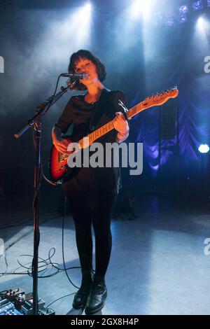 Elena Tonra Sängerin mit der Indie-Band 'Daughter' tritt im O2 Shepherds Bush Empire, London, auf. Stockfoto