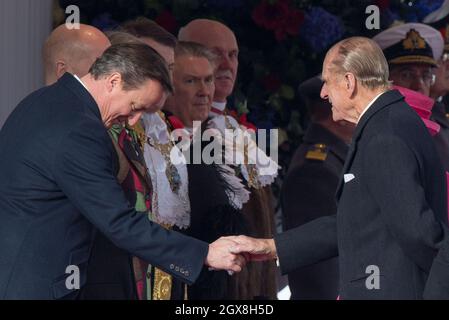 Prinz Philip, Herzog von Edinburgh, schüttelt sich die Hände mit dem britischen Premierminister David Cameron während der feierlichen Begrüßung des Präsidenten von Korea, Park Geun-hye, bei der Horse Guards Parade in London am 5. November 2013. Stockfoto