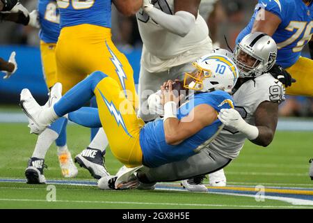 Inglewood, Usa. Oktober 2021. Am Montag, den 4. Oktober 2021 in Inglewood, Kalifornien, hat das Defensivende der Las Vegas Raiders Maxx Crosby (R) Justin Herbert, den Quarterback der Los Angeles Chargers, im SoFi-Stadion im zweiten Quartal eingesetzt. Die Chargers besiegten die Raiders 28-14. Foto von Jon SooHoo/UPI Credit: UPI/Alamy Live News Stockfoto