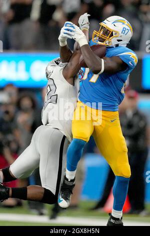 Inglewood, Usa. Oktober 2021. Los Angeles Chargers knappes Ende Jared Cook (R) fährt im entscheidenden vierten Quartal gegen den Eckpfeiler der Las Vegas Raiders Cory Littleton (L) im SoFi Stadium am Montag, den 4. Oktober 2021 in Inglewood, Kalifornien. Die Chargers besiegten die Raiders 28-14. Foto von Jon SooHoo/UPI Credit: UPI/Alamy Live News Stockfoto