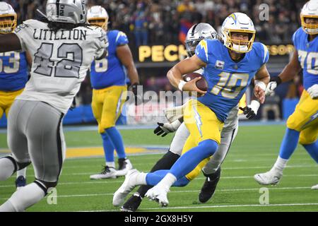 Inglewood, Usa. Oktober 2021. Der Quarterback von Los Angeles Chargers Justin Herbert läuft acht Meter während des dritten Quartals gegen die Las Vegas Raiders im SoFi Stadium am Montag, den 4. Oktober 2021 in Inglewood, Kalifornien. Die Chargers besiegten die Raiders 28-14. Foto von Jon SooHoo/UPI Credit: UPI/Alamy Live News Stockfoto