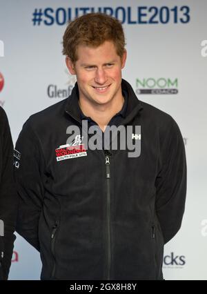 Prinz Harry nimmt am Walking mit dem verwundeten South Pole Allied Challenge Departure Event am Trafalgar Square in London Teil. Stockfoto