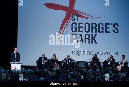 Prinz William, Herzog von Cambridge, hält eine Rede bei der offiziellen Eröffnung des National Football Centre des Fußballverbands im St. George's Park, Burton-on-Trent. Stockfoto
