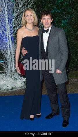 James Blunt und Sofia Wellesley kommen zur Centrepoint Winter Whites Gala im Kensington Palace, London. Stockfoto