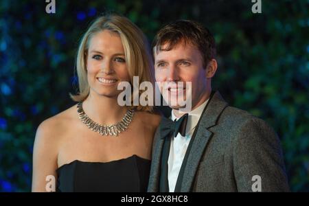 James Blunt und Sofia Wellesley kommen zur Centrepoint Winter Whites Gala im Kensington Palace, London. Stockfoto