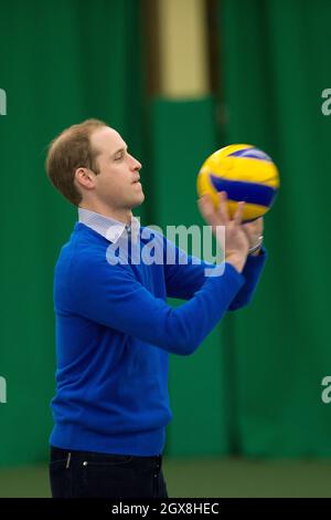 Prinz William, Herzog von Cambridge, spielt Volleyball während eines Besuchs bei einer Trainling-Trainingseinheit im Westway Sports Center in London. Stockfoto