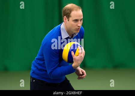 Prinz William, Herzog von Cambridge, spielt Volleyball während eines Besuchs bei einer Trainling-Trainingseinheit im Westway Sports Center in London. Stockfoto