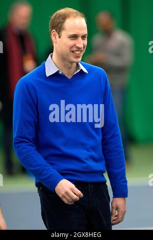 Prinz William, Herzog von Cambridge, spielt Volleyball während eines Besuchs bei einer Trainling-Trainingseinheit im Westway Sports Center in London. Stockfoto