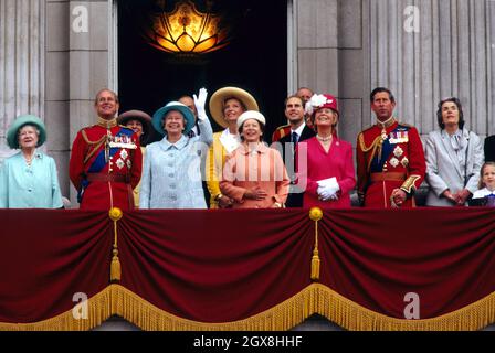 Die königliche Familie (von links nach rechts) die Königsmutter, der Herzog von Edinburgh, Königin Elizabeth II., Prinzessin Margaret, Prinz Edward und Prinz Charles besuchen Trooping the Color im Buckingham Palace in London Stockfoto