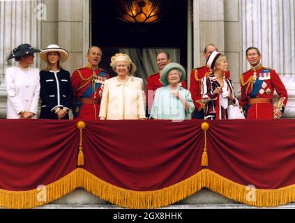 Die königliche Familie, darunter der Herzog von Edinburgh, Königin Elizabeth, die Königin Mutter und Prinz Charles, die am Trooping the Color im Buckingham Palace in London teilnahmen. Stockfoto