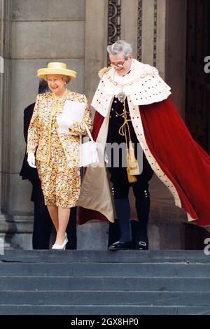 Queen Elizabeth II verlässt einen Thanksgiving-Gottesdienst in St. Pauls in London Stockfoto