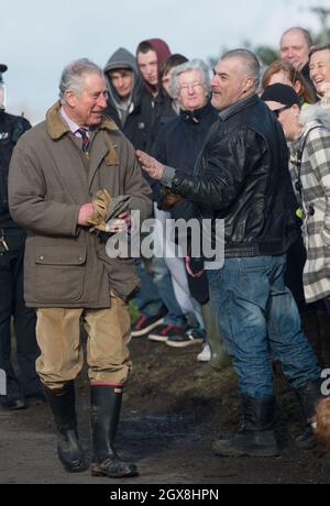 Prinz Charles, Prinz von Wales, trifft Einheimische, als er am 4. Februar 2014 die vom Hochwasser betroffenen Gemeinden in Somerset besucht. Stockfoto