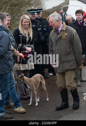 Prinz Charles, Prinz von Wales, trifft Einheimische, als er am 4. Februar 2014 die vom Hochwasser betroffenen Gemeinden in Somerset besucht. Stockfoto