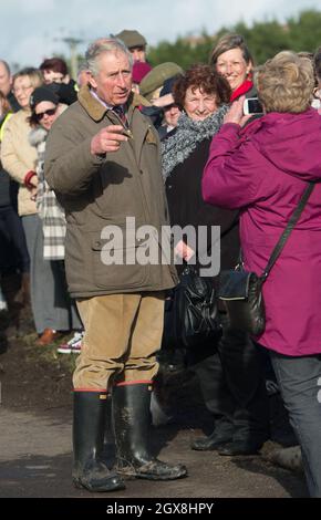 Prinz Charles, Prinz von Wales, trifft Einheimische, als er am 4. Februar 2014 die vom Hochwasser betroffenen Gemeinden in Somerset besucht. Stockfoto