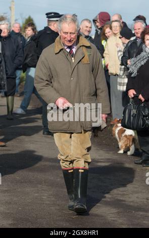 Prinz Charles, Prinz von Wales, trifft Einheimische, als er am 4. Februar 2014 die vom Hochwasser betroffenen Gemeinden in Somerset besucht. Stockfoto