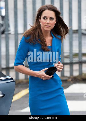 Catherine, Herzogin von Cambridge, trägt ein königsblaues LK Bennett Kleid und eröffnet offiziell den ICAP Art Room an der Northolt High School in Ealing, London. Stockfoto