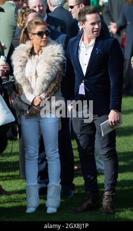 Katie Price und ihr Mann Kieran Hayler nehmen am 11. März 2014 am ersten Cheltenham Festival auf der Pferderennbahn Cheltenham Teil. Stockfoto