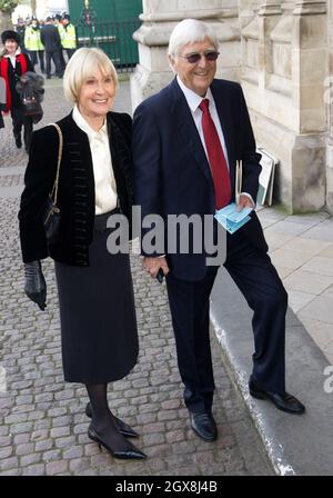 Michael Parkinson und Mary Parkinson nehmen am 13. März 2014 an einer Gedenkfeier für Sir David Frost in der Westminster Abbey Teil. Stockfoto