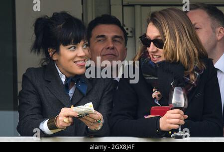 Lily Allen nimmt am 14. März 2014 am Gold Cup Day beim Cheltenham Festival Teil Stockfoto