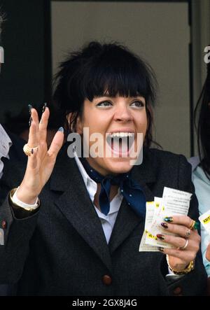 Lily Allen nimmt am 14. März 2014 am Gold Cup Day beim Cheltenham Festival Teil Stockfoto