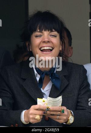 Lily Allen nimmt am 14. März 2014 am Gold Cup Day beim Cheltenham Festival Teil Stockfoto