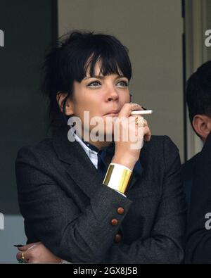 Lily Allen nimmt am 14. März 2014 am Gold Cup Day beim Cheltenham Festival Teil Stockfoto