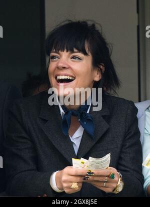 Lily Allen nimmt am 14. März 2014 am Gold Cup Day beim Cheltenham Festival Teil Stockfoto