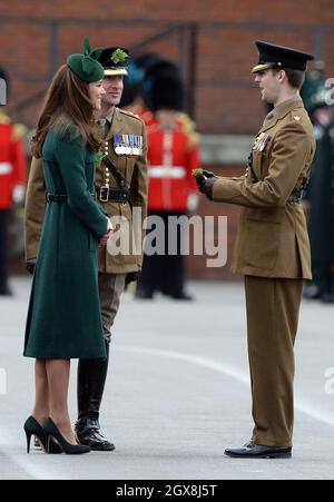 Catherine, Herzogin von Cambridge, stellt bei der St. Patrick's Day Parade in Mons Barracks in Aldershot am 17. März 2014 Schamhacken vor. Stockfoto