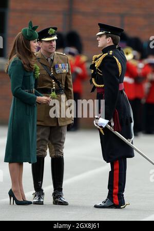 Catherine, Herzogin von Cambridge, stellt bei der St. Patrick's Day Parade in Mons Barracks in Aldershot am 17. März 2014 Schamhacken vor. Stockfoto