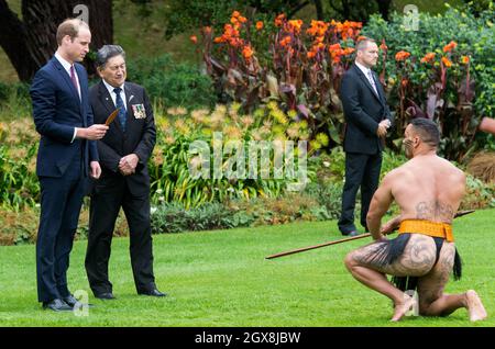 Prinz William, Herzog von Cambridge, sieht sich am 7. April 2014 eine traditionelle Maori Powhiri-Begrüßung im Government House in Wellington zu Beginn einer dreiwöchigen Tour durch Australien und Neuseeland an. Stockfoto