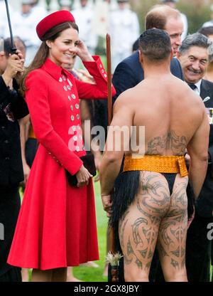 Catherine, Herzogin von Cambridge, chattet mit A Maori während eines traditionellen Maori Powhiri-Willkommens im Government House in Wellington zu Beginn einer dreiwöchigen Tour durch Australien und Neuseeland am 7. April 2014. Stockfoto