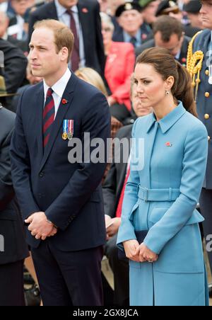 Catherine, Herzogin von Cambridge und Prinz William, Herzog von Cambridge, nehmen am 10. April 2014 an einer Kranzniederlegung und Gedenkfeier auf dem Seymour Square, Blenheim, Neuseeland, Teil. Die Herzogin trägt ein blaues Mantelkleid des Designers Alexander McQueen. Stockfoto