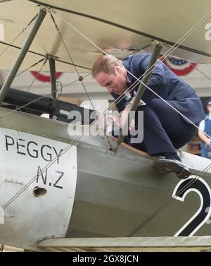 Prinz William, Herzog von Cambridge, steigt am 10. April 2014 im Omaka Aviation Heritage Centre in Blenheim, Neuseeland, während eines Gedenktages und eines Flugtages in ein altes Flugzeug des 1. Weltkriegs ein. Stockfoto