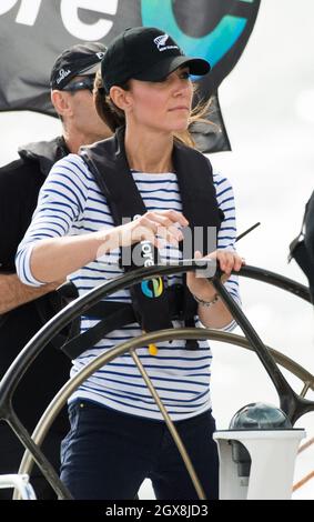 Catherine, Herzogin von Cambridge, übernimmt das Ruder einer America's Cup-Yacht, als sie am 11. April 2014 im neuseeländischen Aukland Harbour mit Prinz William fährt. Die Herzogin hat gewonnen. Stockfoto