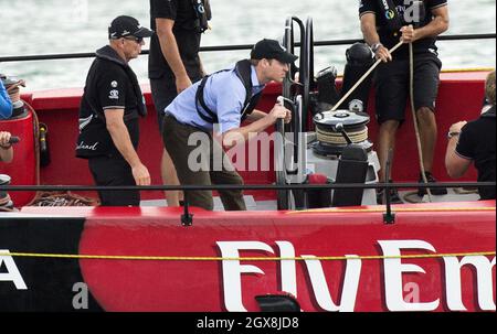 Prinz William, Herzog von Cambridge, übernimmt das Ruder einer America's Cup Yacht, als er am 11. April 2014 in Aukland Harbour, Neuseeland, die Herzogin von Cambridge, in Rennen fährt. Die Herzogin hat gewonnen. Stockfoto