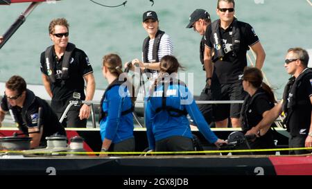 Catherine, Herzogin von Cambridge, übernimmt das Ruder einer America's Cup-Yacht, als sie am 11. April 2014 im neuseeländischen Aukland Harbour mit Prinz William fährt. Die Herzogin hat gewonnen. Stockfoto