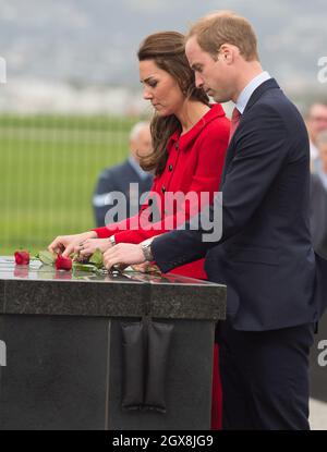 Catherine Herzogin von Cambridge, die ihren roten Luisa Spagnoli-Anzug trägt, und Prinz William, Herzog von Cambridge, legen Rosen in Erinnerung an die 185 Menschen, die beim Erdbeben von 2011 während eines Besuchs in Christchurch, Neuseeland, am 14. April 2014 starben. Stockfoto