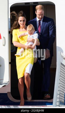 Catherine, Herzogin von Cambridge, mit dem Baby Prinz George, und Prinz William, Herzog von Cambridge, treffen am 16. April 2014 zu Beginn einer Australienreise am Flughafen von Sydney ein. Die Herzogin trägt ein leuchtend gelbes Roksanda Llincic Kleid. Stockfoto