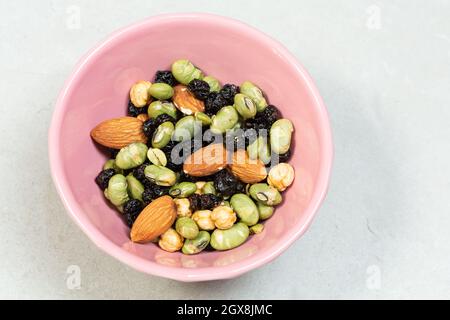 Gesunde vegane Mandeln, getrocknete Beeren, knusprig geröstete Kichererbsen und Sojabohnen Stockfoto