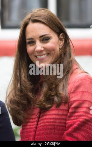 Catherine, Herzogin von Cambridge, bekannt als die Gräfin von Strathearn in Schottland, lächelt während eines Besuchs in Forteviot Fete in Schottland am 29. Mai 2014. Stockfoto