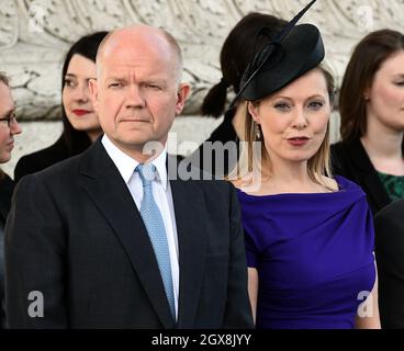 Der britische Außenminister William Hague und seine Frau Ffion Hague nehmen am ersten Tag des Staatsbesuchs der Königin in Frankreich am 5. Juni 2014 an einer offiziellen Begrüßungszeremonie für Königin Elizabeth II. Im Triumphbogen in Paris Teil. Stockfoto