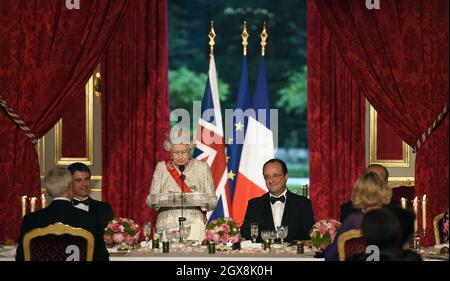 Königin Elizabeth ll hält am 6. Juni 2014 eine Rede während eines Staatsbanketts zu ihren Ehren, das vom französischen Präsidenten Francois Hollande im Elysée-Palast in Paris veranstaltet wird. Stockfoto