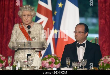 Königin Elizabeth ll hält am 6. Juni 2014 eine Rede während eines Staatsbanketts zu ihren Ehren, das vom französischen Präsidenten Francois Hollande im Elysée-Palast in Paris veranstaltet wird. Stockfoto